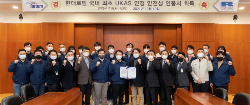 김종년 현대로템 레일솔루션연구소장(첫 줄 왼쪽에서 일곱 번째)과 신석균 리카르도 레일 동아시아 대표(첫 줄 왼쪽에서 여덟 번째) 등 관계자들/사진 제공 = 현대로템