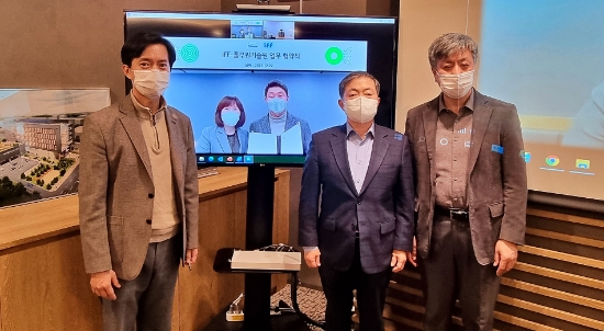 풀무원기술원 이상윤 원장(사진 왼쪽 네번째)과 IFF 정성운 상무(사진 왼쪽 세번째)이 협약 체결 후 참석자들과 함께 기념 촬영을 하고 있다.