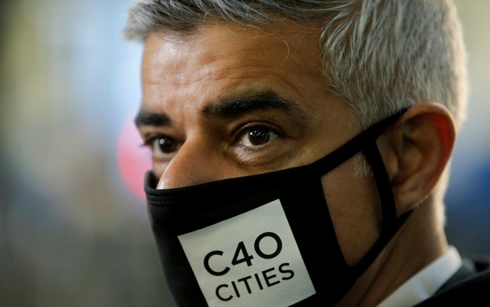 지난 11월1일 영국 스코틀랜드 글래스고에서 열린 유엔기후변화협약당사국총회(COP26) 회의에 참석한 사디크 칸 런던 시장. 칸 시장은 18일(현지시간) 영국에서 오미크론 변이가 급속하게 증가하면서 1만명이 넘는 오미크론 변이 신규 감염이 확인됨에 따라 오미크론 변이를 중대 사태로 선포했다고 BBC가 보도했다.