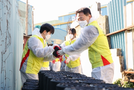 캠코(한국자산관리공사) 이종국 경영본부장(사진 오른쪽 첫번째)을 포함한 임직원은 지난 22일 부산지역 홀몸 어르신들이 따뜻한 겨울을 날 수 있도록 연탄 1만장을 기부하고, 연탄 배달 봉사활동에 참여했다./ 사진 제공 = 캠코