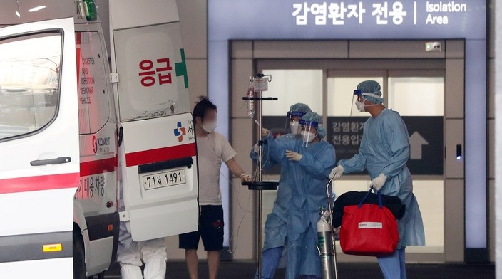 코로나19 위중증으로 입원 치료 중인 환자가 역대 최다를 기록한 22일 오후 코로나19 전담병원인 서울 중랑구 서울의료원에서 코로나19 환자가 이동되고 있다.