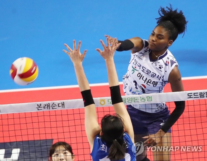 (화성=연합뉴스) 23일 경기도 화성종합경기타운 실내체육관에서 열린 프로배구 V리그 여자부 IBK기업은행 알토스와 한국도로공사 하이패스의 경기. 한국도로공사 켈시가 공격을 하고 있다.