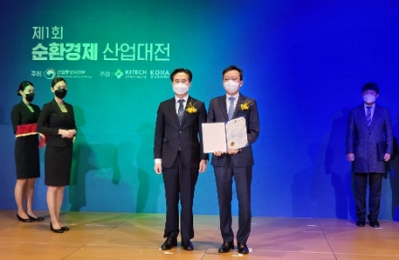 지난 23일 서울시 강남구 코엑스에서 열린 ‘제1회 순환경제 산업대전’ 행사 후 산업통상자원부 박진규 차관(왼쪽)과 신한은행 정상혁 부행장(오른쪽)이 기념촬영을 하는 모습./ 사진 제공 = 신한은행