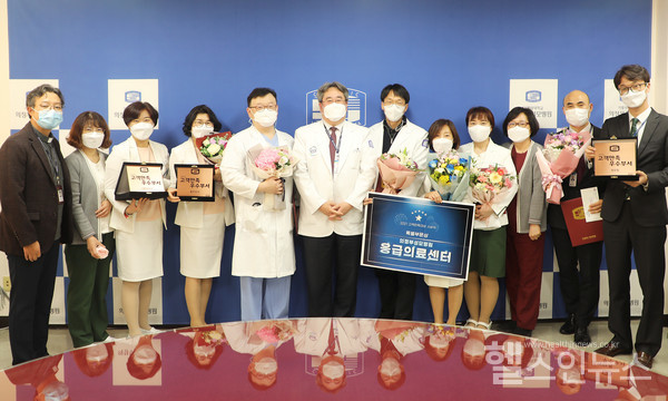 고객만족도시상식후수상자들이기념사진을찍고있다