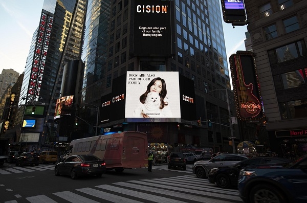 미국 타임스퀘어 장식한 유기견 예방 캠페인 '강아지도 가족이다'