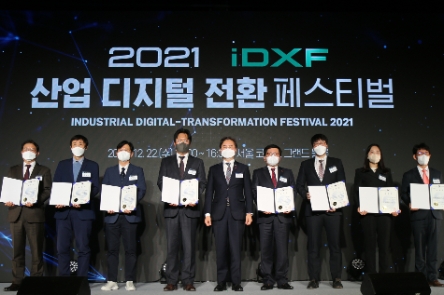 지난 22일 서울 코엑스에서 열린 2021년도 산업지능화대상 시상식에서 SK인천석유화학 이규호 SHE∙Tech실장(사진 오른쪽에서 네번째) 등 수상자들이 박진규 산업통상자원부 차관(사진 가운데)과 기념사진을 촬영하고 있다./ 사진 제공 =