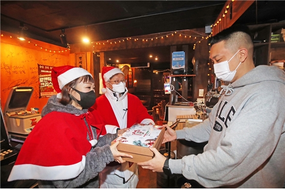 예능인 오나미, 중기부 장관과 ‘몰래 산타’로 변신