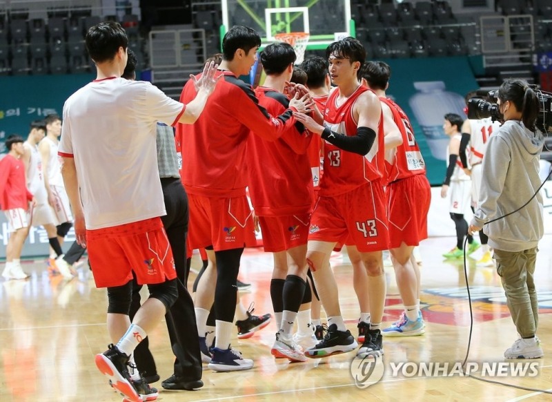 (고양=연합뉴스) 24일 오후 경기도 고양체육관에서 열린 프로농구 고양 오리온-울산 현대모비스 경기. 오리온 이대성이 연장 접전끝에 승리를 따내고 동료들을 격려하고 있다.