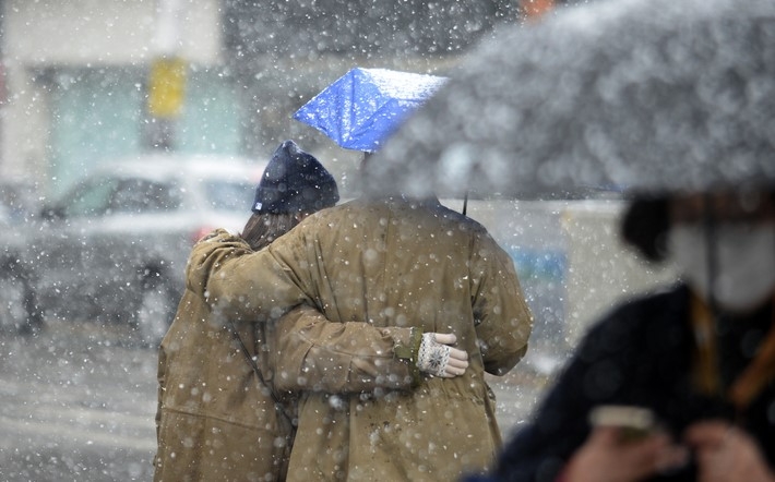 광주·전남에 대설특보가 내려진 17일 오후 광주 동구 금남로에서 눈보라 사이로 시민들이 걷고 있다.