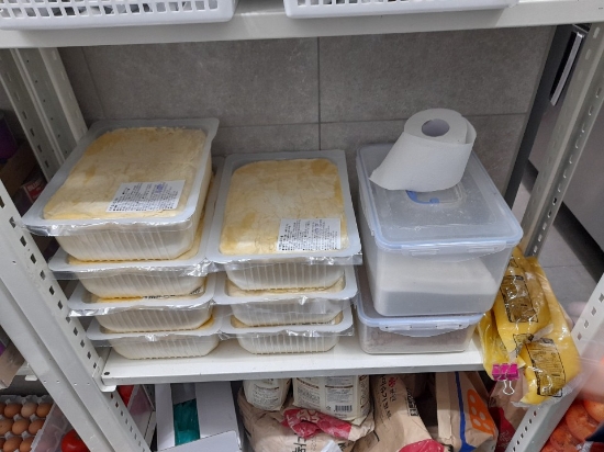 안양시 한 제빵 업소가 제빵 원료를 상온에 보관하는 모습.