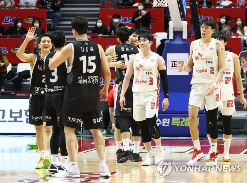 (수원=연합뉴스) 26일 경기도 서수원칠보체육관에서 열린 수원 KT와 서울 SK의 경기.KT 선수들이 승리를 자축하고 있다.