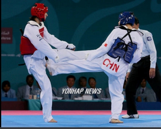 국제 태권도대회에서 중국 선수가 상대선수 샅을 발차기로 공격하고 있다. 원래 급소인 샅을 보호하기 위해 보호장비를 갖추고 경기에 나서야 한다. 
