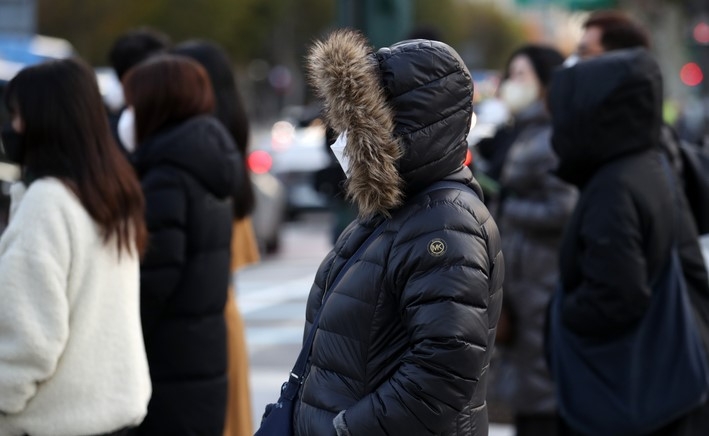 아침 기온이 영하 7도까지 떨어지는 등 추운 날씨를 보인 지난달 23일 오전 서울 종로구 세종대로 인근에서 시민들이 이동하고 있다.