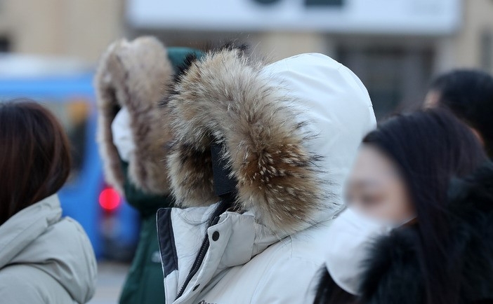 올겨울 아침 최저 기온을 보인 지난 13일 오전 서울 종로구 세종대로사거리 인근에서 시민들이 털모자를 착용하고 있다.