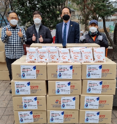 하이트진로가 지난 24일 서울역쪽방상담소에 핫팩과 영양갈비탕을 전달했다. 서울역쪽방상담소 김갑록 소장(오른쪽에서 두번째)./ 자료 제공 = 하이트진로