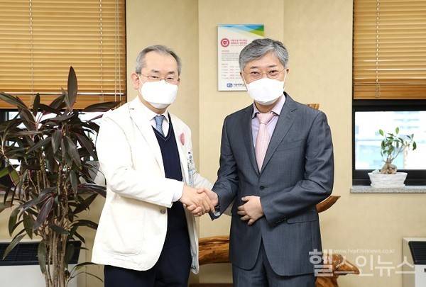 (왼쪽부터)가톨릭대학교성빈센트병원주진덕의무원장,아이쿱조재형대표