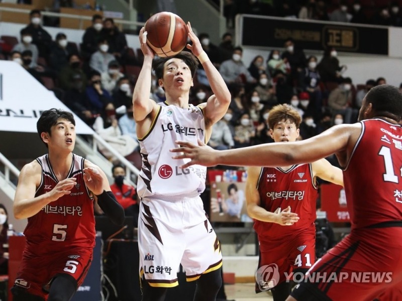 (안양=연합뉴스) 27일 경기도 안양실내체육관에서 열린 프로농구 안양 KGC 인삼공사와 창원 LG 세이커스의 경기. LG 이재도가 슛을 하고 있다.