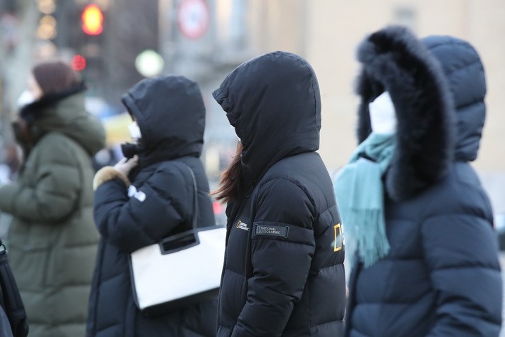 전국 대부분 지역에 한파특보가 발효된 지난 27일 오전 서울 세종로 사거리에서 시민들이 두꺼운 외투를 입고 출근길 발걸음을 재촉하고 있다.