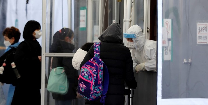 지난 27일 오전 서울 성동구 성수구두테마공원 임시선별검사소에서 시민들이 검사를 받고 있다.
