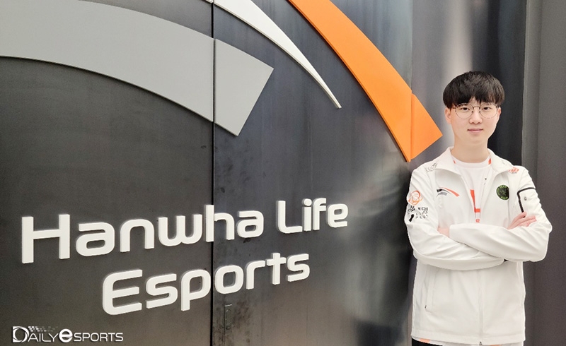 한화생명e스포츠의 전문 트레이닝 센터인 '캠프원'에서 만난 '카리스' 김홍조.