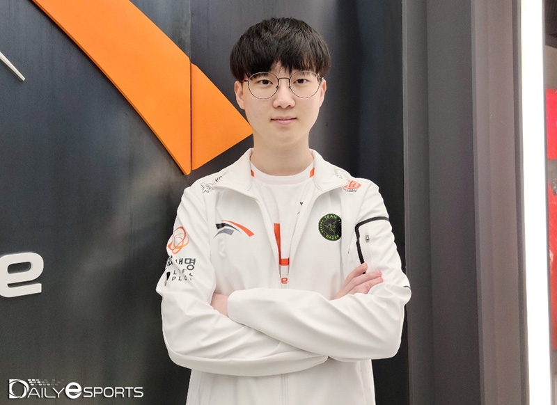 '카리스' 김홍조.