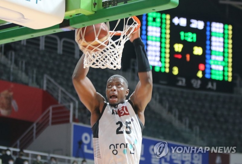 (고양=연합뉴스) 28일 오후 경기도 고양체육관에서 열린 프로농구 고양 오리온-수원 KT 경기. KT 캐디 라렌이 덩크슛을 성공시키고 있다