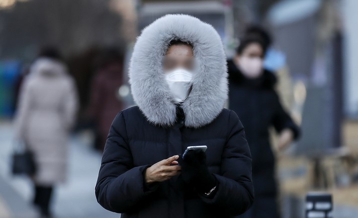 전국 대부분의 지역에 한파특보가 발효되는 등 추운 날씨를 보인 지난 27일 오전 서울 중구 서울시청 인근에서 두꺼운 옷차림을 한 시민이 이동하고 있다.