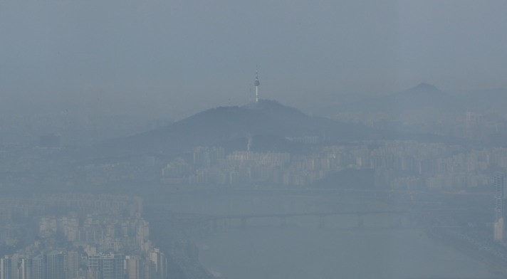 대기가 정체되는 수도권과 충남 지역에 일시적으로 초미세먼지 농도가 짙어진 지난 28일 서울 송파구에서 바라본 서울 도심이 뿌옇게 보이고 있다.