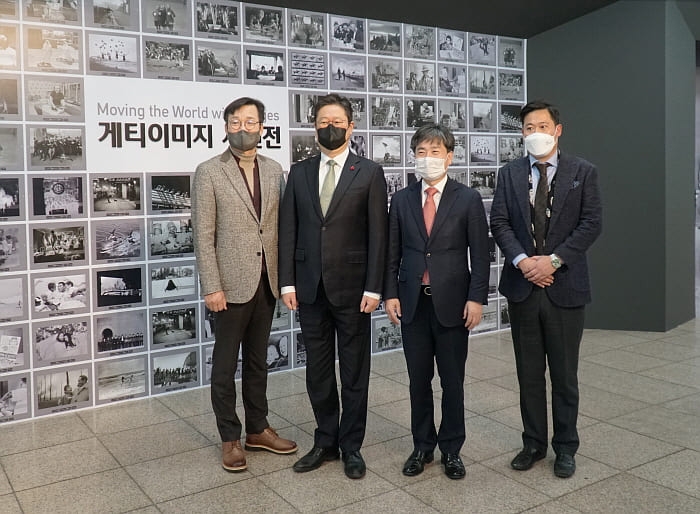 게티이미지 사진전을 찾은 김현대 한겨레신문사 대표이사와 황희 문화체육관광부 장관, 박건원 게티이미지 코리아 대표, 황동섭 빅오션이엔엠 의장 / 사진=빅오션이엔엠 제공)