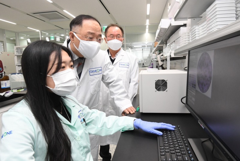 홍남기 경제부총리 겸 기획재정부 장관이 29일 서울 영등포구 여의도 소재 코로나19 백신과 치료제 개발회사인 진원생명과학을 방문해 관계자에게 백신과 치료제 연구 현황을 듣고 있다. (사진=기획재정부 제공)