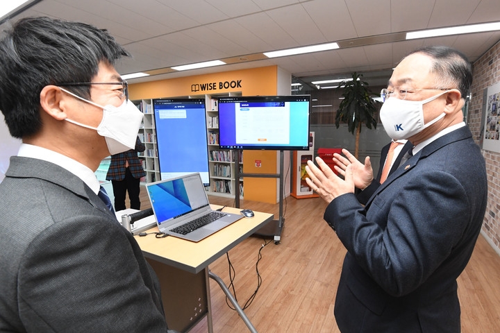 홍남기 경제부총리 겸 기획재정부 장관이 29일 산업현장방문 일환으로 경기도 판교 소재 소프트웨어 개발 및 온라인정보제공 업체인 와이즈넛(대표이사 강용성)을 방문, 직원들을 격려하고 있다. (사진=기획재정부 제공)