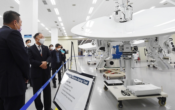 홍남기 경제부총리 겸 기획재정부 장관이 29일 산업현장방문 일환으로 경기도 평택시 해상용 위성통신 안테나 제조업체 인텔리안테크놀로지스를 방문해 성상엽 대표이사와 시설을 살펴보고 있다. (사진=기획재정부 제공)