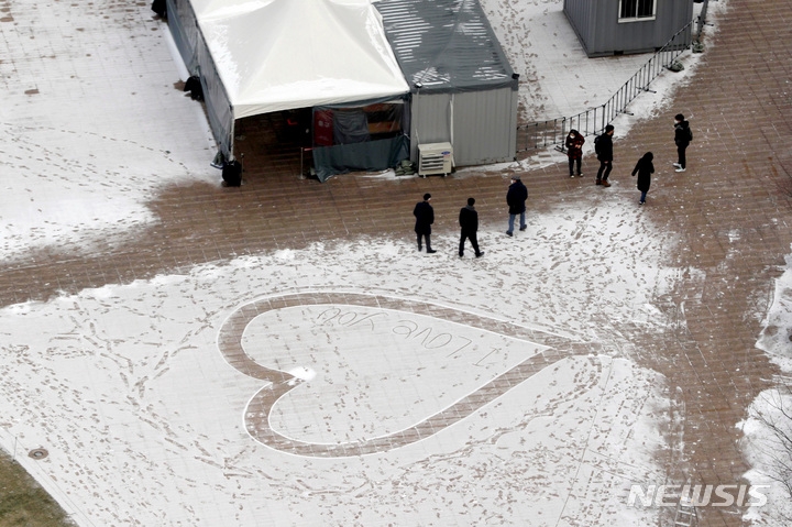 지난 29일 오전 서울시청 앞 서울광장 임시선별검사소 앞에 쌓인 눈 위로 하트가 그려져 있다.
