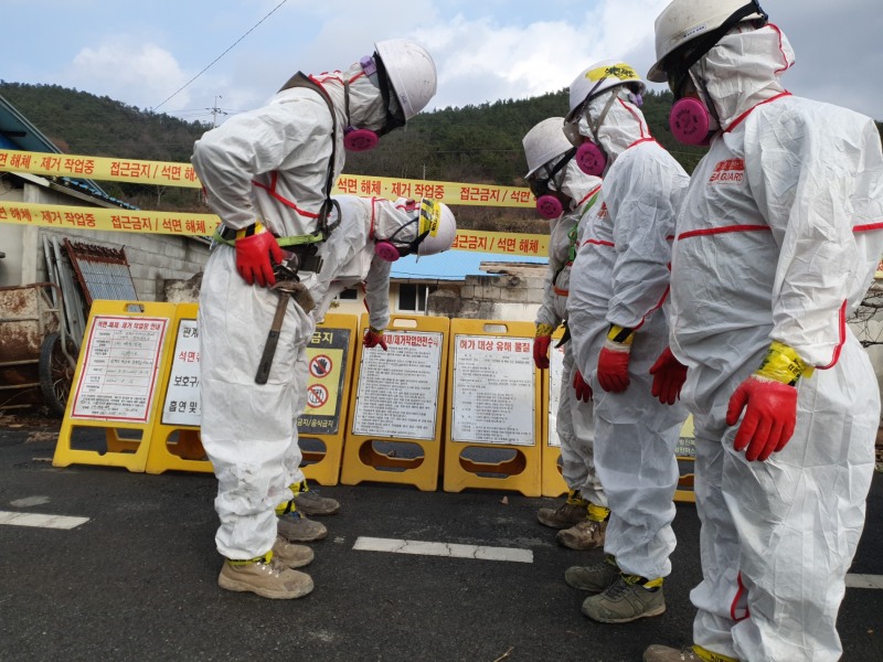 노후 슬레이트 철거 작업을 하는 모습 (사진제공 = 함평군)