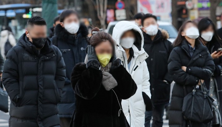 서울을 비롯한 전국 대부분이 영하권 날씨를 보인 지난 30일 오전 서울 종로구 광화문역 사거리에서 두꺼운 옷차림을 한 직장인들이 출근하고 있다.