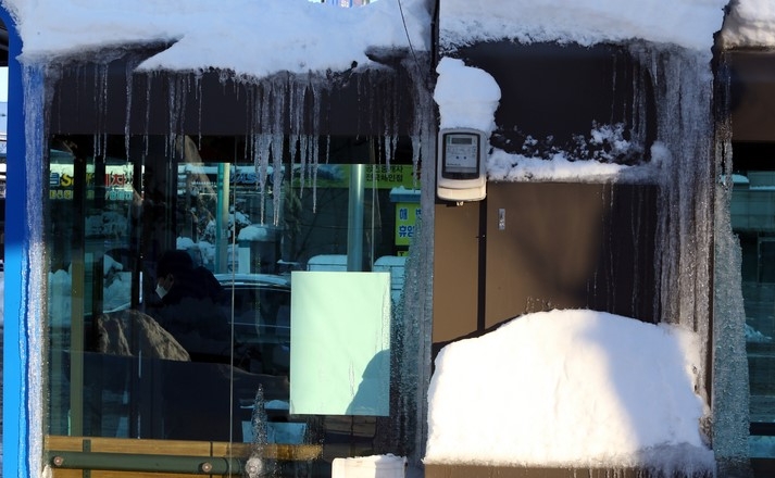 속초 버스정류장 지붕에 쌓인 눈이 녹으면서 고드름이 됐다.