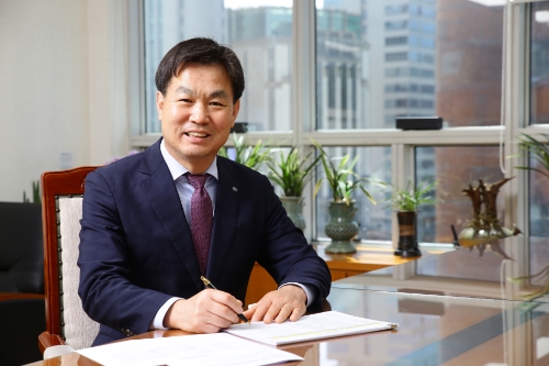 김진균 Sh수협은행장(사진)이 31일, 2022년 신년사를 통해 임직원들에게 “견실하고 자랑스러운 수협은행을 만들기 위해 각자의 자리에서 최선을 다하자”고 당부하고 “책임의 엄중함을 결코 잊지 않고, 임무 수햅에 한 치의 소홀함이 없도록 노력 할 것”이라고 강조했다.