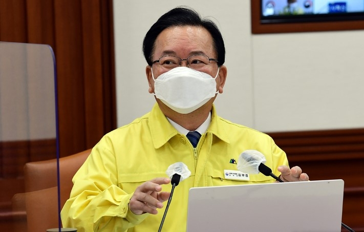 김부겸 국무총리가 29일 오전 서울 종로구 정부서울청사에서 열린 코로나19 대응 중앙재난안전대책본부(중대본) 회의 에 참석해 발언에 앞서 마이크를 조정하고 있다. (공동취재사진)