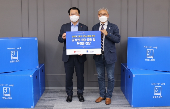 (왼쪽부터)정찬우 롯데칠성음료 ESG부문장, 한상욱 밀알복지재단 굿윌본부장. / 사진 제공 = 롯데칠성음료