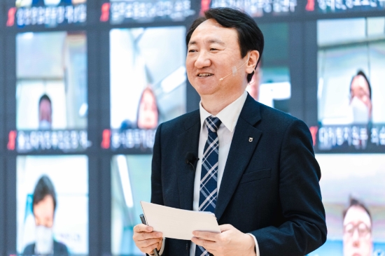 30일 서울시 중구 농협은행 본사에서 권준학 은행장이 화상으로 진행된 '2022년 경영목표 달성 결의대회'에서 임직원들과 함께 고객중심‘초혁신 디지털 뱅크’로 도약하겠다는 의지를 다짐했다. / 사진 제공 = NH농협은행