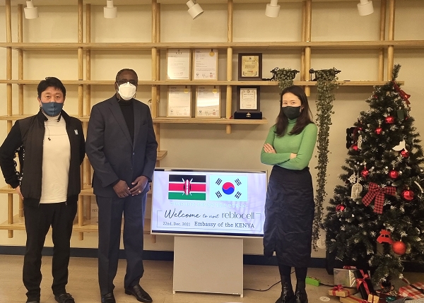 사진=아프리카 주한 케냐대사관 공사 조세프 부시에와 리블로셀 김남균 팀장, 선정윤 대표