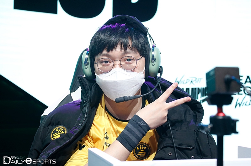 리브 샌드박스 탑 라이너 '글로우' 이진영.