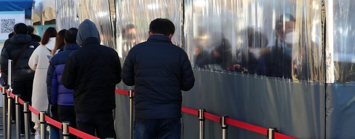 31일 오전 서울 중구 서울역광장에 마련된 코로나19 임시선별검사소에서 시민들이 검사를 받기 위해 대기하고 있다.