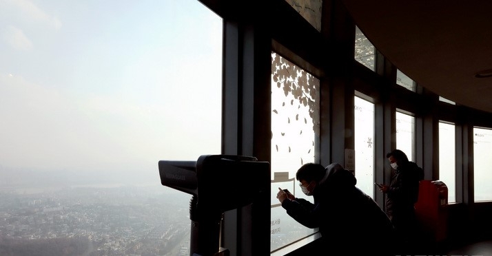 초미세먼지 농도가 나쁨 수준을 보이는 지난달 29일 오후 서울 중구 남산서울타워에서 바라본 도심이 뿌옇게 보이고 있다.