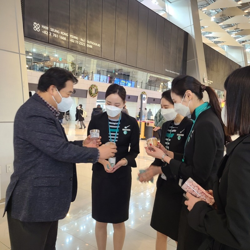 조진만 대표가 비행을 떠나는 캐빈승무원들에게 간식을 전하며 격려와 안전운항을 당부하고 있다./사진 제공 = 에어서울