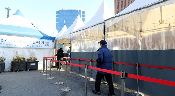 지난 1일 오전 서울 중구 서울역광장에 마련된 코로나19 임시선별검사소에서 시민들이 검사를 받기 위해 이동하고 있다.