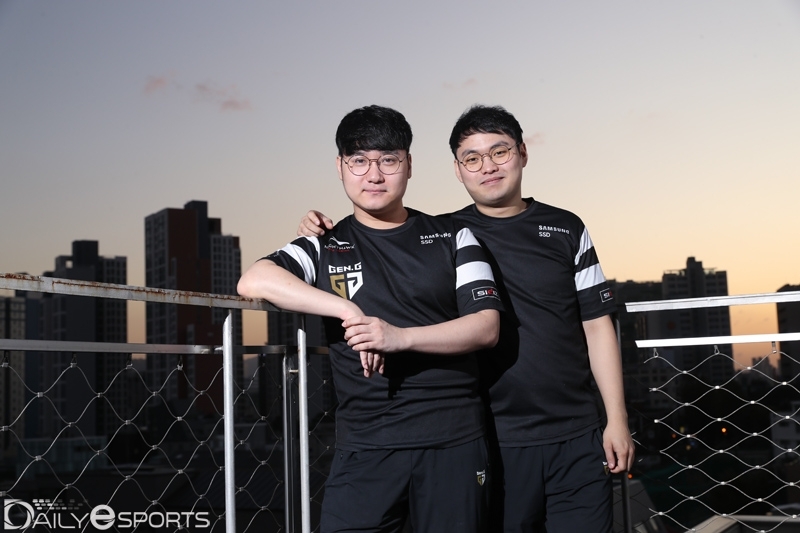 은퇴를 선언한 '에스더' 고정완(왼쪽)-'피오' 차승훈.