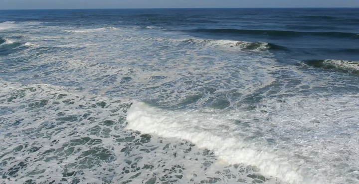 26일 강원 동해안에 너울성 파도가 일고 있다. 해양경찰은 관광객들이 파도에 휩쓸려 사망과 부상을 당하는 사고를 예방하기 위해 연안 안전사고 주의보를 발령했다. 사진은 지난 25일 강릉시 송정동 송정해변에서 촬영한 겨울 바다의 풍경. (사진=강릉시청 제공 영상 캡처)
