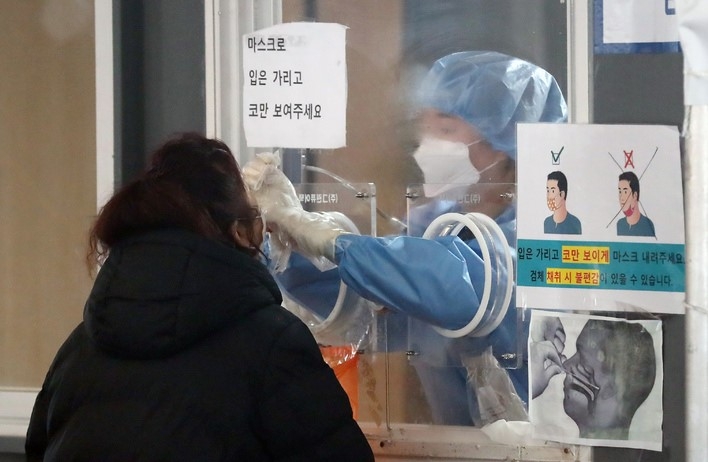 지난 2일 서울역 임시선별검사소를 찾은 시민이 코로나19 검사를 하고있다.