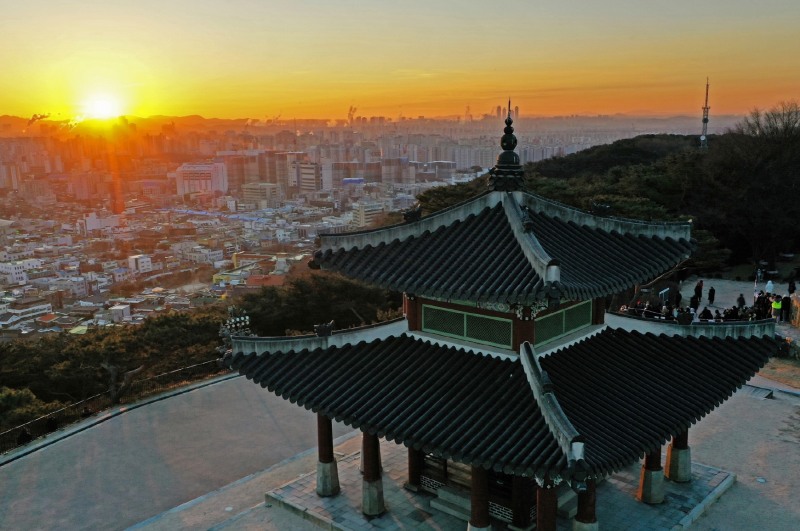 경기 수원시 화성의 서장대에 새해 일출장면.수원시 제공
